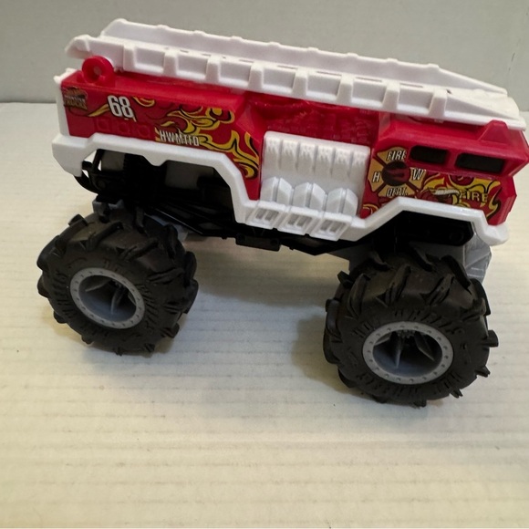 Hot Wheels RC Monster Trucks 5-Alarm 1:24 Scale, Remote-Control Toy - Picture 4 of 10